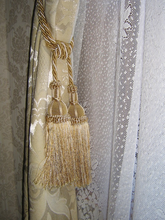 Curtain features
